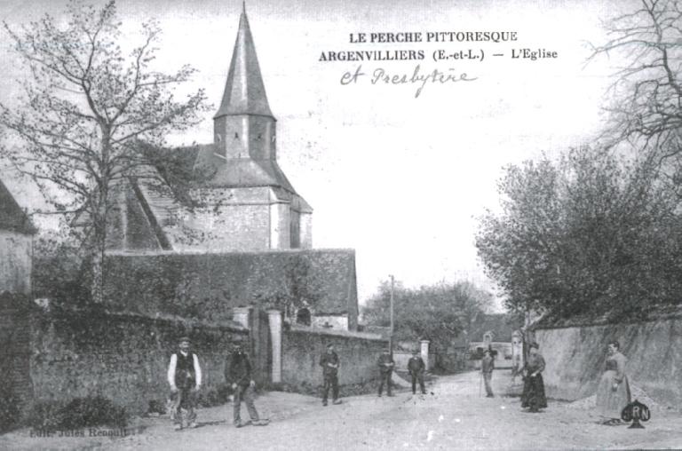 Rue de la Comtesse de Mons, vue générale vers l'ouest, église paroissiale. Carte postale ancienne, début du 20e siècle.