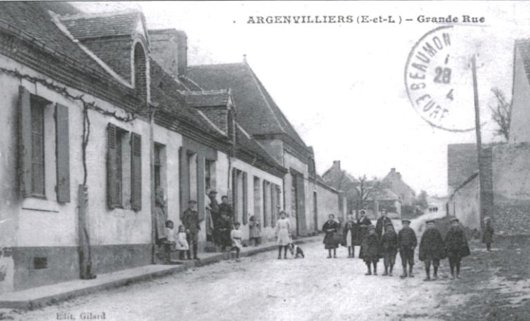 Rue de la Comtesse de Mons, vue générale des maisons en front de rue, face à l'église. Carte postale ancienne, début du 20e siècle.