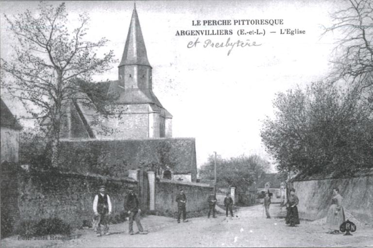 L'église paroissiale Saint-Pierre et le presbytère (carte postale ancienne, début du 20e siècle).