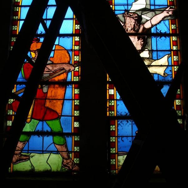 Verrière représentant Jésus recevant le coup de lance