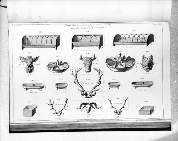 Planche 272 du catalogue de la fonderie d'art Ducel : mangeoires à porcs, volailles et chiens.