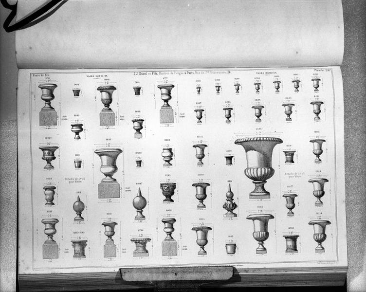 Planche 258 du catalogue de la fonderie d'art Ducel : vases Louis XV et vases Médicis.