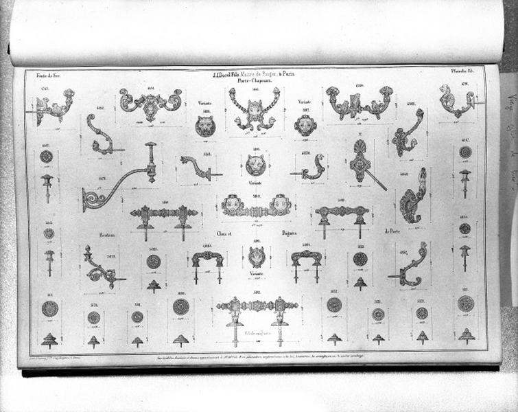 Planche 85 du catalogue de la fonderie d'art Ducel : porte-chapeaux, boutons, clous et poignées de porte.