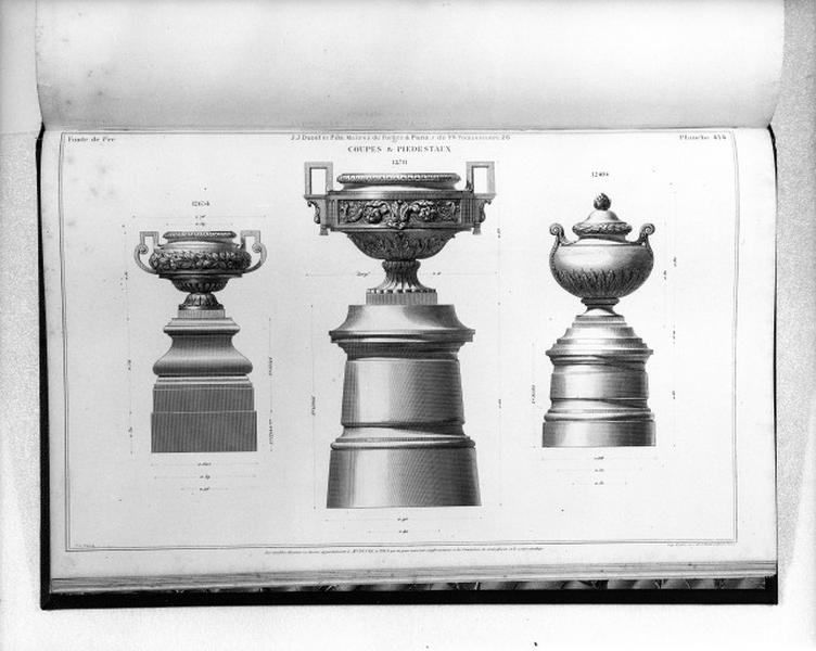 Planche 414 du catalogue de la fonderie d'art Ducel : coupes et piédestaux.