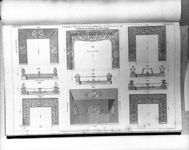 Planche 96 du catalogue de la fonderie d'art Ducel : intérieurs de cheminées et garde-cendres.