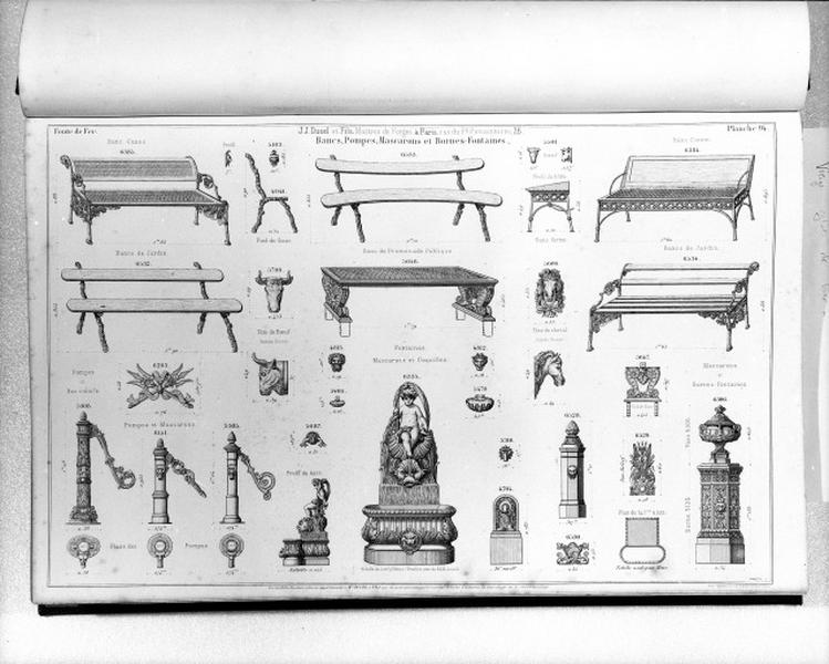 Planche 94 du catalogue de la fonderie d'art Ducel : bancs, pompes, mascarons et bornes-fontaines.