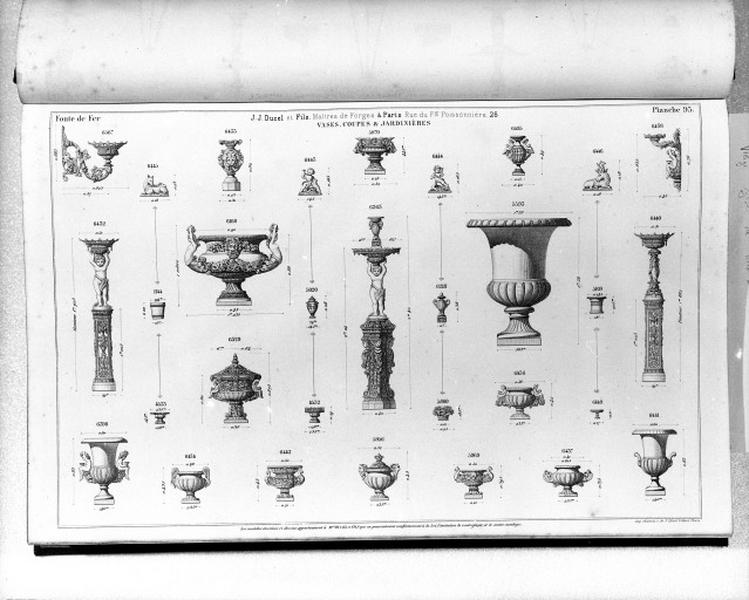 Planche 93 du catalogue de la fonderie d'art Ducel : vases, coupes et jardinières.
