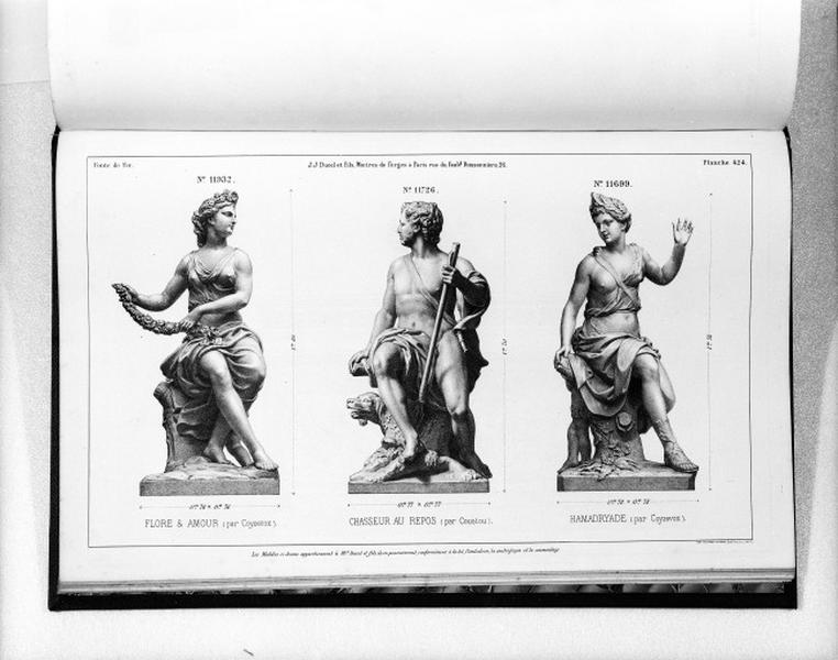 Planche 424 du catalogue de la fonderie d'art Ducel : statues de Flore et Amour, du chasseur au repos et d'Hamadryade.