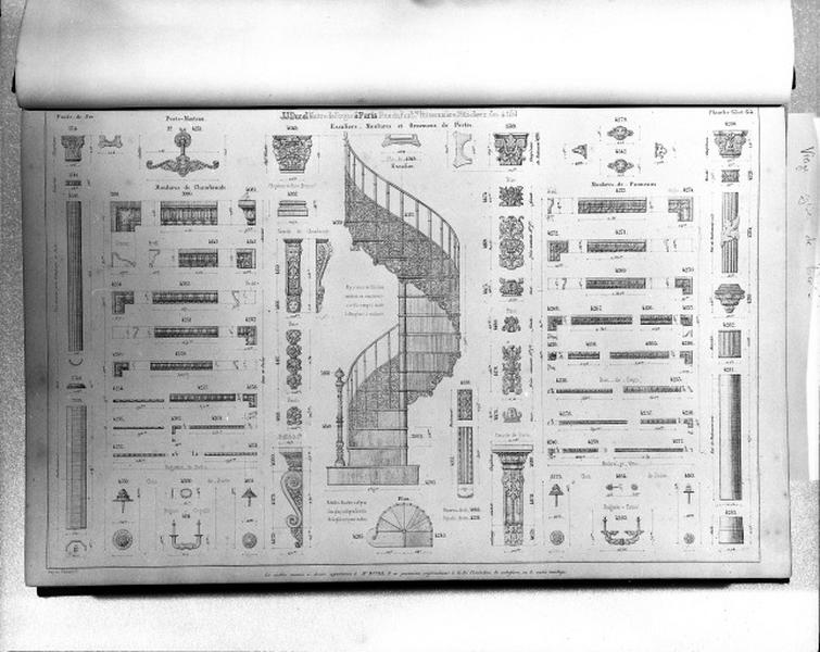 Planches 63 et 64 du catalogue de la fonderie d'art Ducel : escaliers, moulures et ornements de portes.