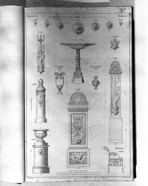 Planche 62 du catalogue de la fonderie d'art Ducel : vasque, urne d'applique, mascaron dauphin, pied de banc.