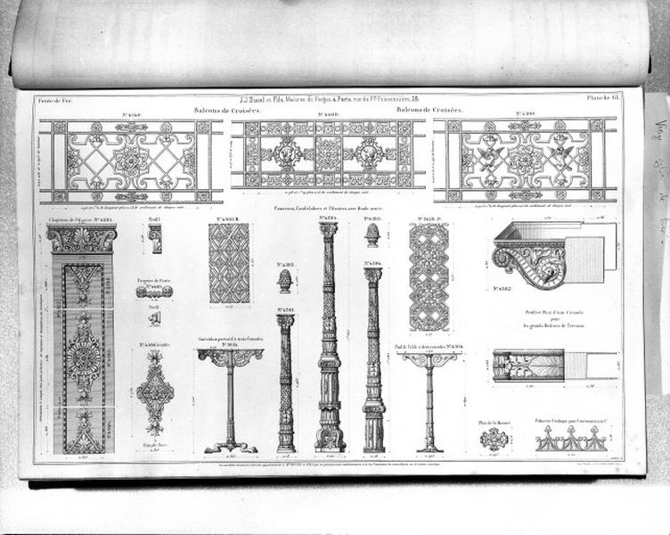 Planche 61 du catalogue de la fonderie d'art Ducel : balcons de croisées, panneaux, candelabres, pilastres, chapiteau, poignée de porte, guéridon, pied de table, profil et plan d'une console.