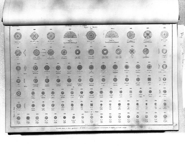Planches 57 à 58 du catalogue de la fonderie d'art Ducel : patères et rosaces.