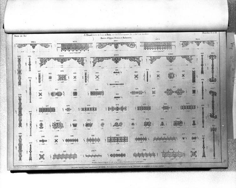 Planches 55 et 56 du catalogue de la fonderie d'art Ducel : barres d'appui, frises et balustres.