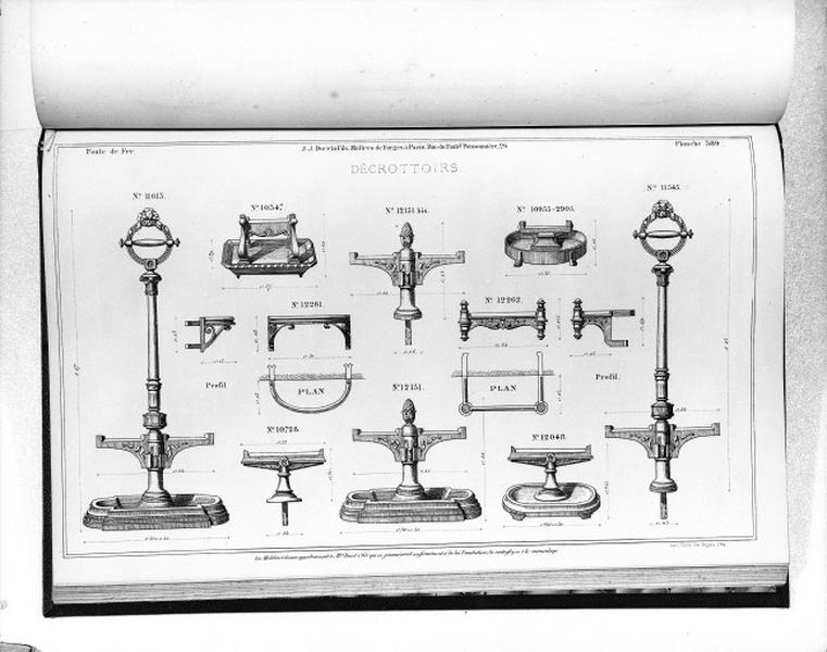Planche 389 du catalogue de la fonderie d'art Ducel : décrottoirs.