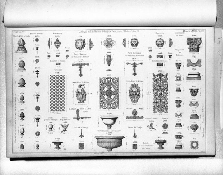 Planche 66, 67, 75 et 77 du catalogue de la fonderie d'art Ducel : glands et boules, boutons de porte, mascarons, modillon et rosace, panneaux, porte-manteau, bathabits, bouton de tirage, cuvettes, chapiteaux de colonnes, chapiteaux et bases.