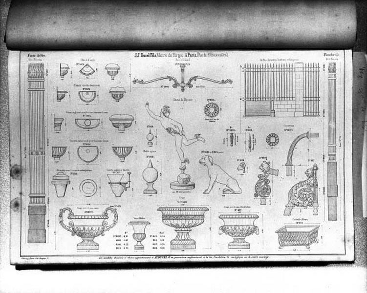 Planche 65 du catalogue de la fonderie d'art Ducel : urinoirs, pot de siège, cuvettes, coupes, statue (Mercure, chien), grilles, colonnes, corbeilles, vase décoratif Médicis.
