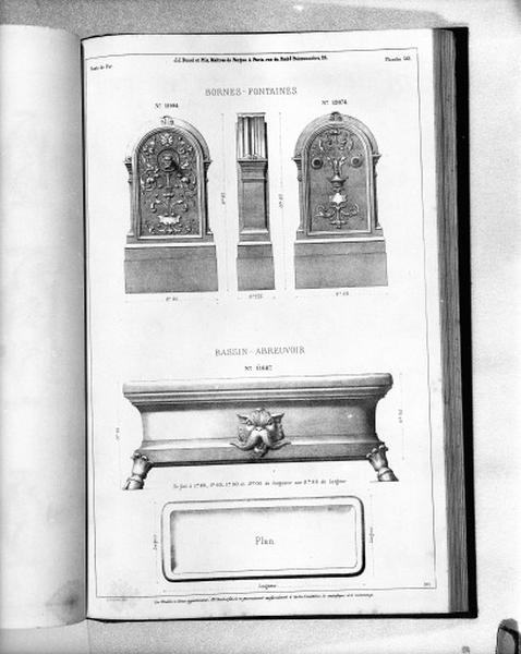 Planche 361 du catalogue de la fonderie d'art Ducel : bornes fontaines, bassin abreuvoir.