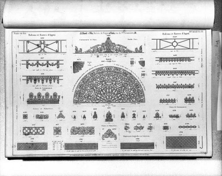 Planches 66, 67, 75 et 77 du catalogue de la fonderie d'art Ducel : balcons et barres d'appui, imposte, frises et palmettes, plaques pour gargouilles ou caniveaux.