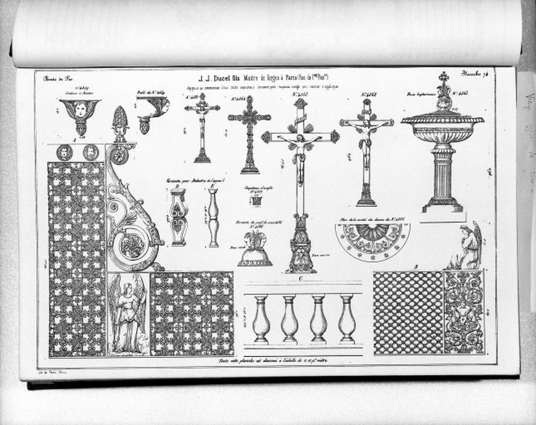 Planche 74 du catalogue de la fonderie d'art Ducel : appuis de communion, croix, fonts baptismaux, crédence, petit chapiteau d'angle, petit bénitier d'applique.