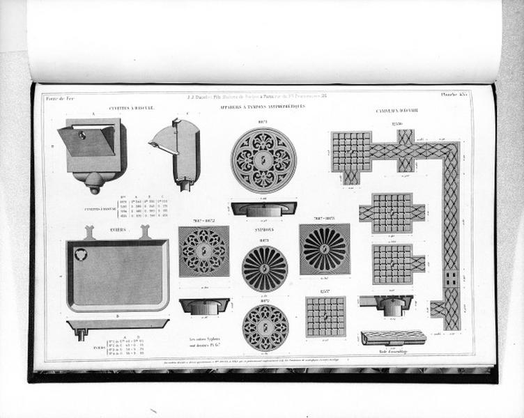 Planche 435 du catalogue de la fonderie d'art Ducel : cuvettes à bascule, appareils à tampons antiméphétiques, caniveaux d'écurie, éviers, syphons.