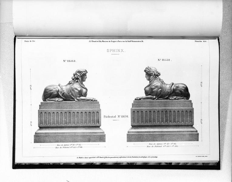Planche 434 du catalogue de la fonderie d'art Ducel : statue de Sphinx sur piédestal.
