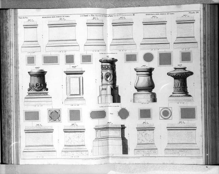 Planche 209 du catalogue de la fonderie d'art Ducel : piédestaux pour statue et vases.