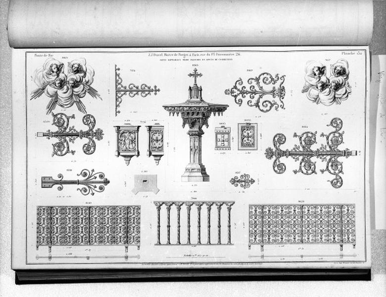 Planche 132 du catalogue de la fonderie d'art Ducel : fonts baptismaux, tronc, pentures et appuis de communion.