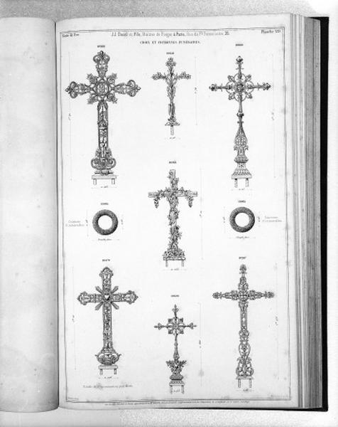 Planche 239 du catalogue de la fonderie d'art Ducel : croix et couronnes funéraires.