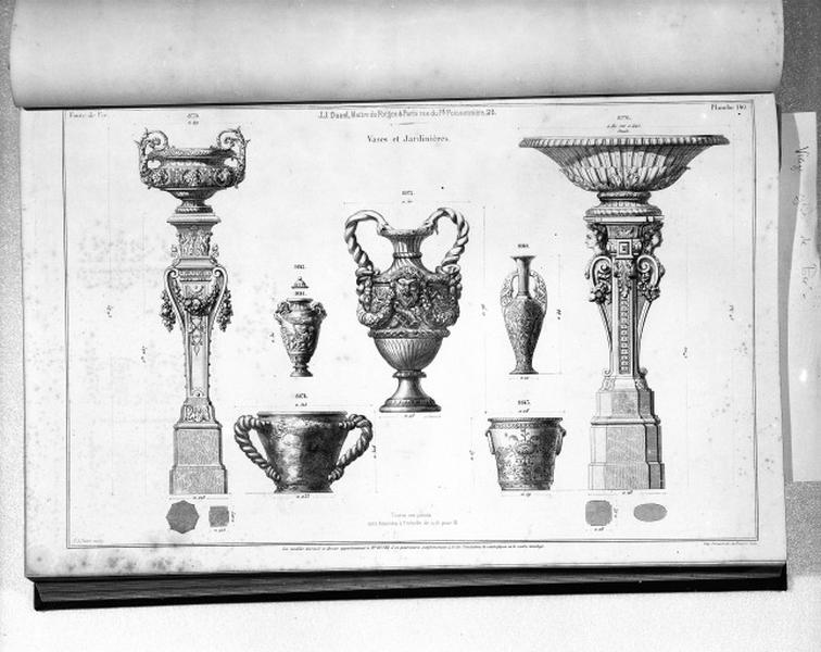 Planche 140 du catalogue de la fonderie d'art Ducel : vases et jardinières.