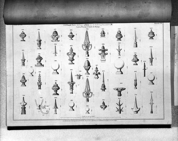 Planche 111 du catalogue de la fonderie d'art Ducel : lances, fleurons et boules de rampe.