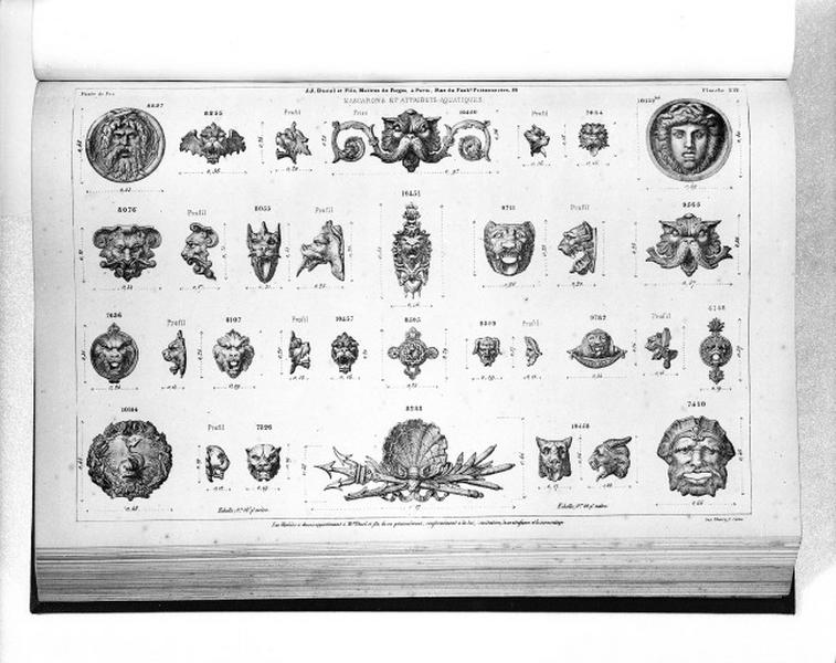 Planche 212 du catalogue de la fonderie d'art Ducel : mascarons et attributs aquatiques.
