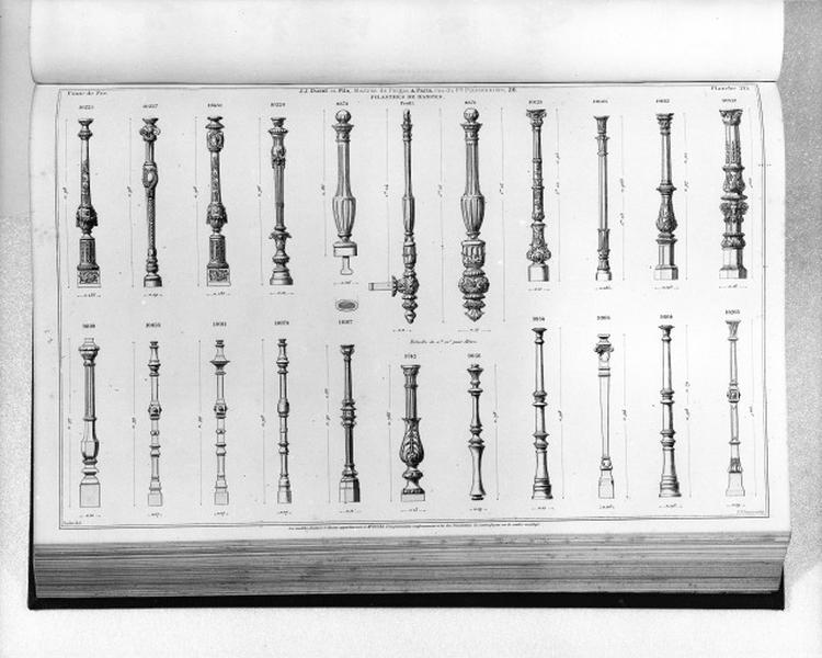 Planche 215 du catalogue de la fonderie d'art Ducel : pilastres de rampes.