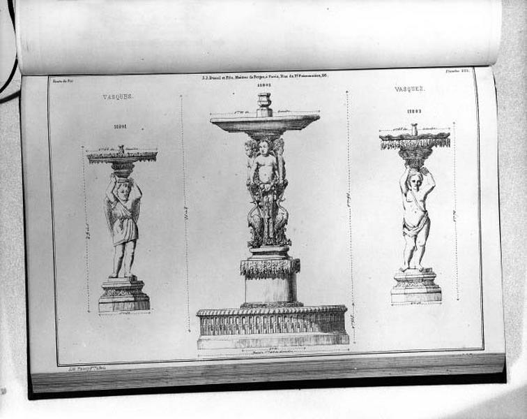 Planche 327 du catalogue de la fonderie d'art Ducel : vasques. L'une des vasques se trouve au château de Mazères, à Azay-le-Rideau (Statue n°1, Doc.1).