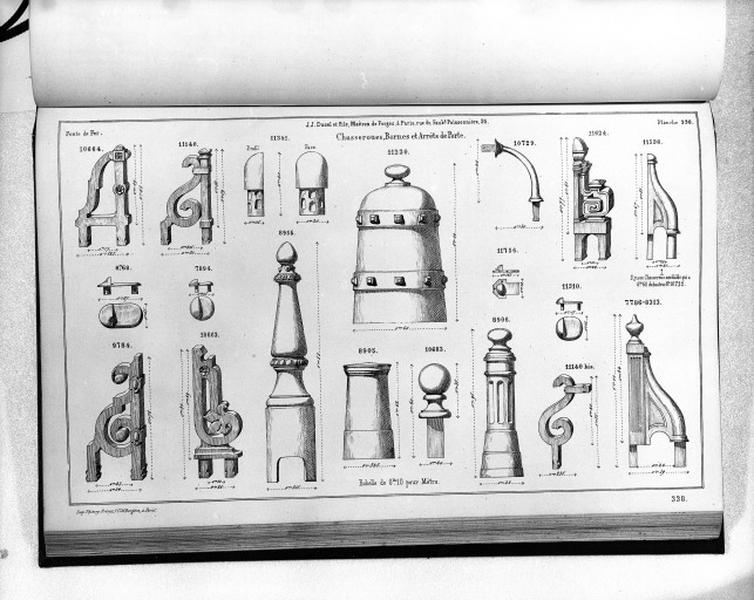 Planche 338 du catalogue de la fonderie d'art Ducel : chasseroues, bornes et arrêts de porte.