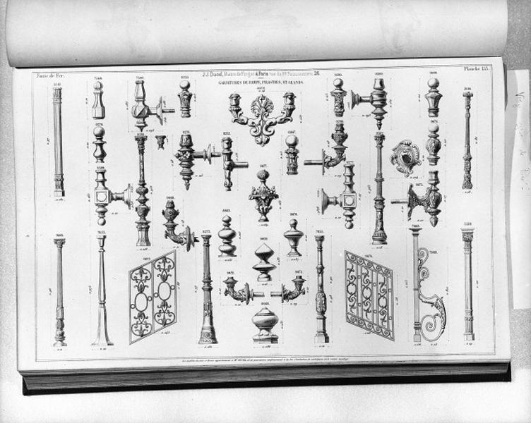 Planche 153 du catalogue de la fonderie d'art Ducel : garnitures de rampe, pilastres et glands.