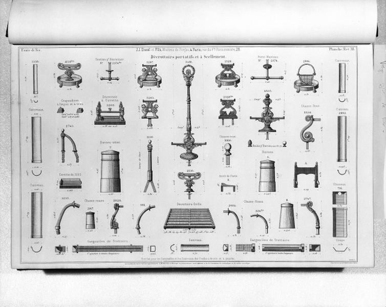 Planches 31 et 38 du catalogue de la fonderie d'art Ducel : décrottoirs portatifs et à scellement.