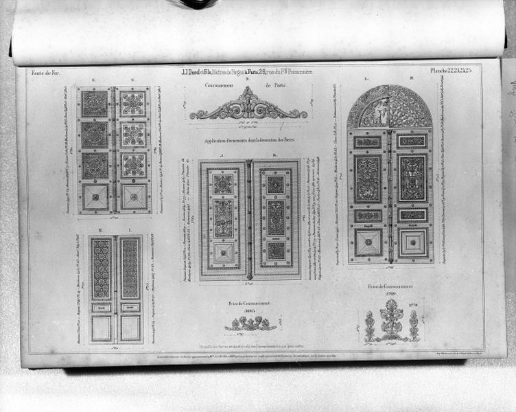 Planches 22, 23, 24 et 25 du catalogue de la fonderie d'art Ducel :couronnement de porte, application d'ornements dans la décoration des portes, frises de couronnement.