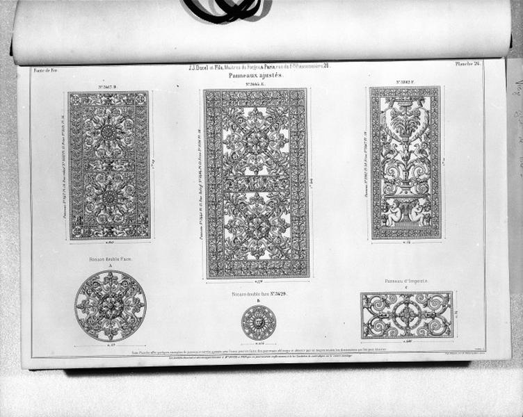 Planche 26 du catalogue de la fonderie d'art Ducel : panneaux ajustés, panneau d'imposte et rosaces.