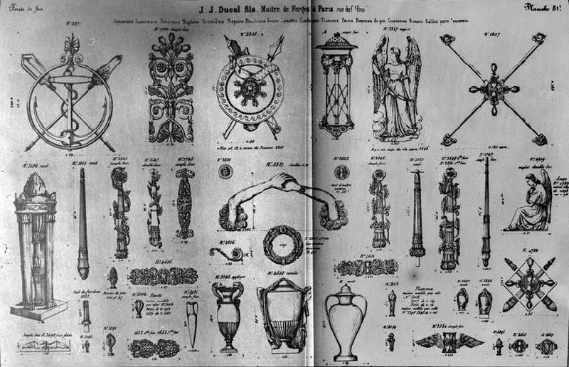 Planche 81 du catalogue de la fonderie d'art Ducel : ornements funéraires, panneaux, trophées, croisillons, trépieds, flambeaux, frises, palmettes, flammes, pavots, pommes de pin, couronnes, rosaces, sablier, porte-couronnes.