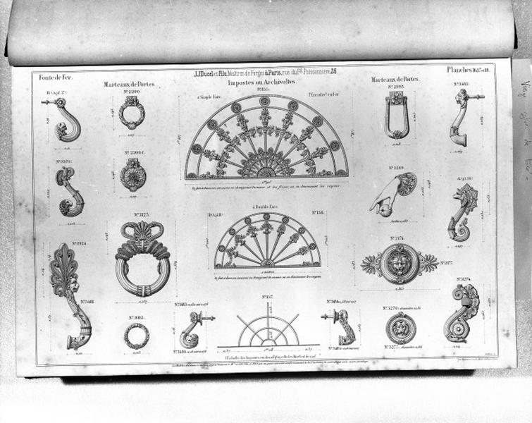 Planches 16, 17 et 18 du catalogue de la fonderie d'art Ducel : marteaux de portes, impostes ou archivoltes.