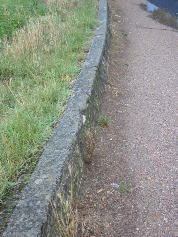 Perré situé entre les deux ponts : le parapet.