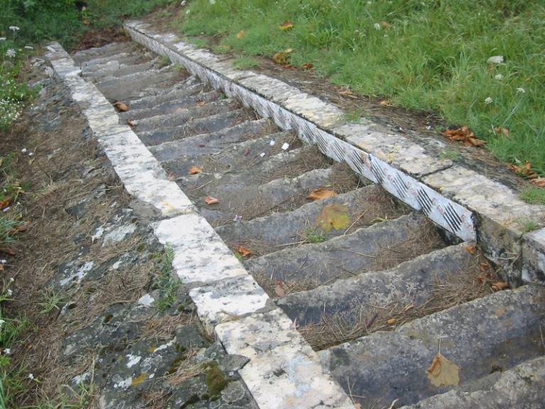 Perré situé entre les deux ponts : escalier et échelle de crue.