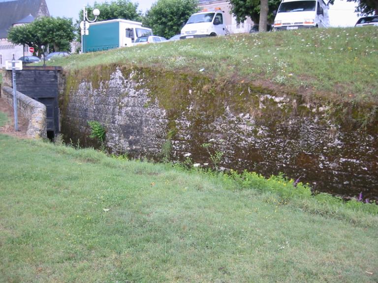 Perré situé entre les deux ponts : débouché dans la Loire du ru d'Oison.