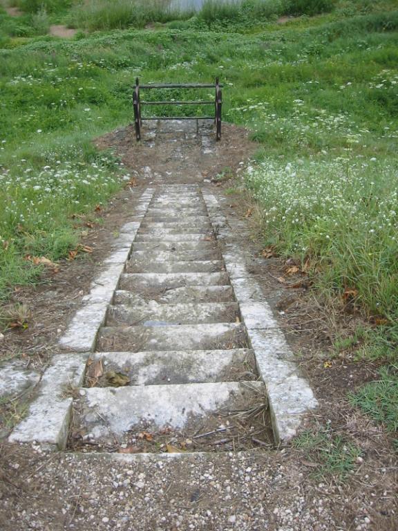 Perré en aval du pont de chemin de fer : escalier.