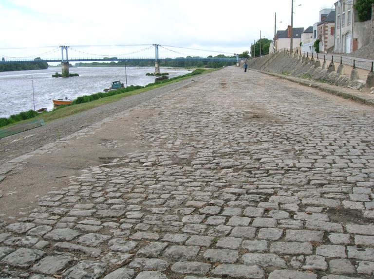 Section située en amont du pont suspendu. Vue d'ensemble vers l'aval.