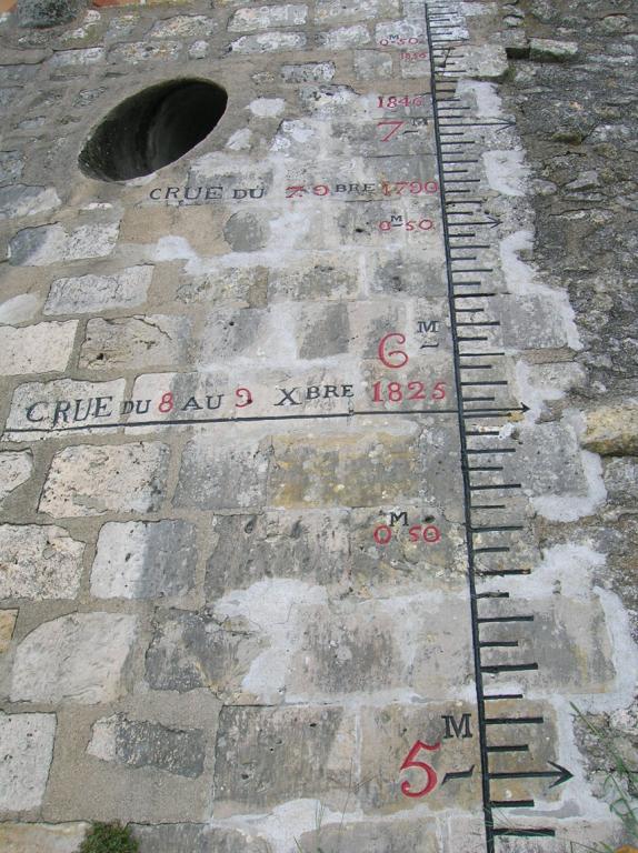 Echelle de crue située en amont du pont.