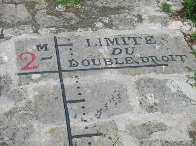 Limite du double droit (en amont du pont) : lorsque le niveau de l'eau dépassait cette limite, le prix du passage du bac doublait.