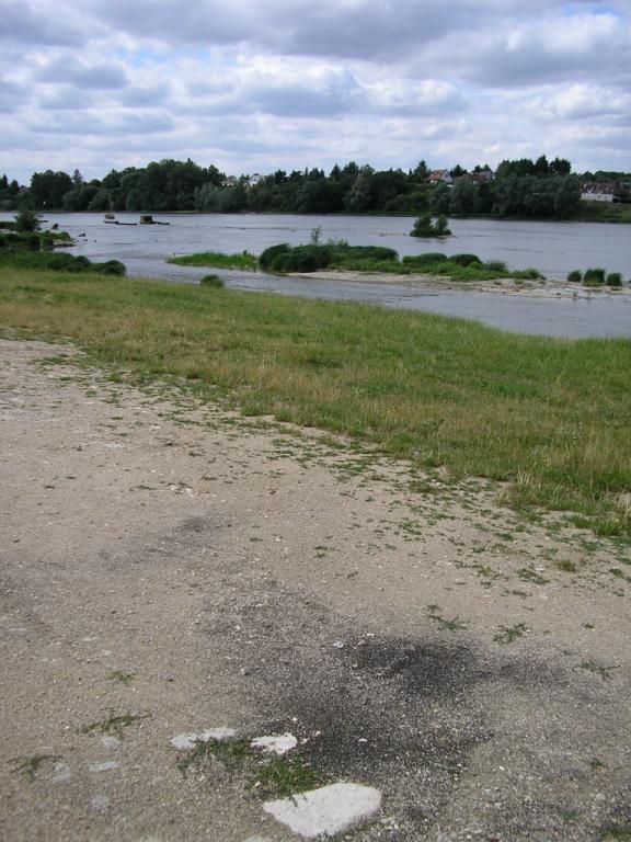 Cale dite cale en tablier à quai incliné (port de Jargeau)