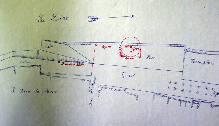 Plan établi en 1929 suite à la demande d'un entrepreneur relative à l'installation d'une grue sur le port. (direction départementale de l'équipement, Gien, Boite 319).
