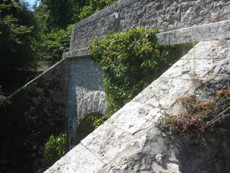 Au lieudit le Grand Bel-Air, garage à bateau daté de 1906.